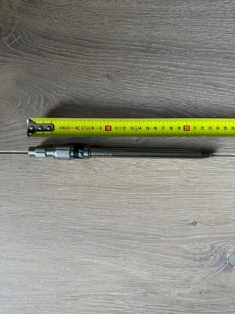 Solar P1 ANTI-TWIST 9 INCH BANKSTICK OUD MODEL, Watersport en Boten, Hengelsport | Karpervissen, Ophalen of Verzenden, Zo goed als nieuw