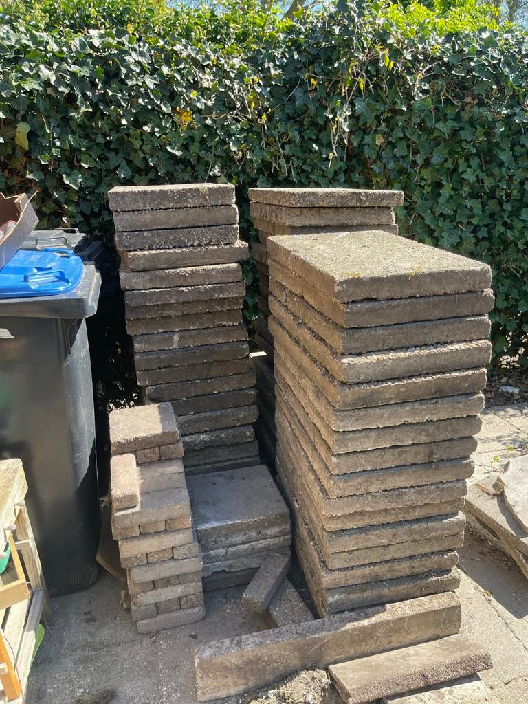 GRATIS!!! 57 Grindtegels betontegels (liggen klaar), Tuin en Terras, Ophalen, Gebruikt, 10 m² of meer, Beton