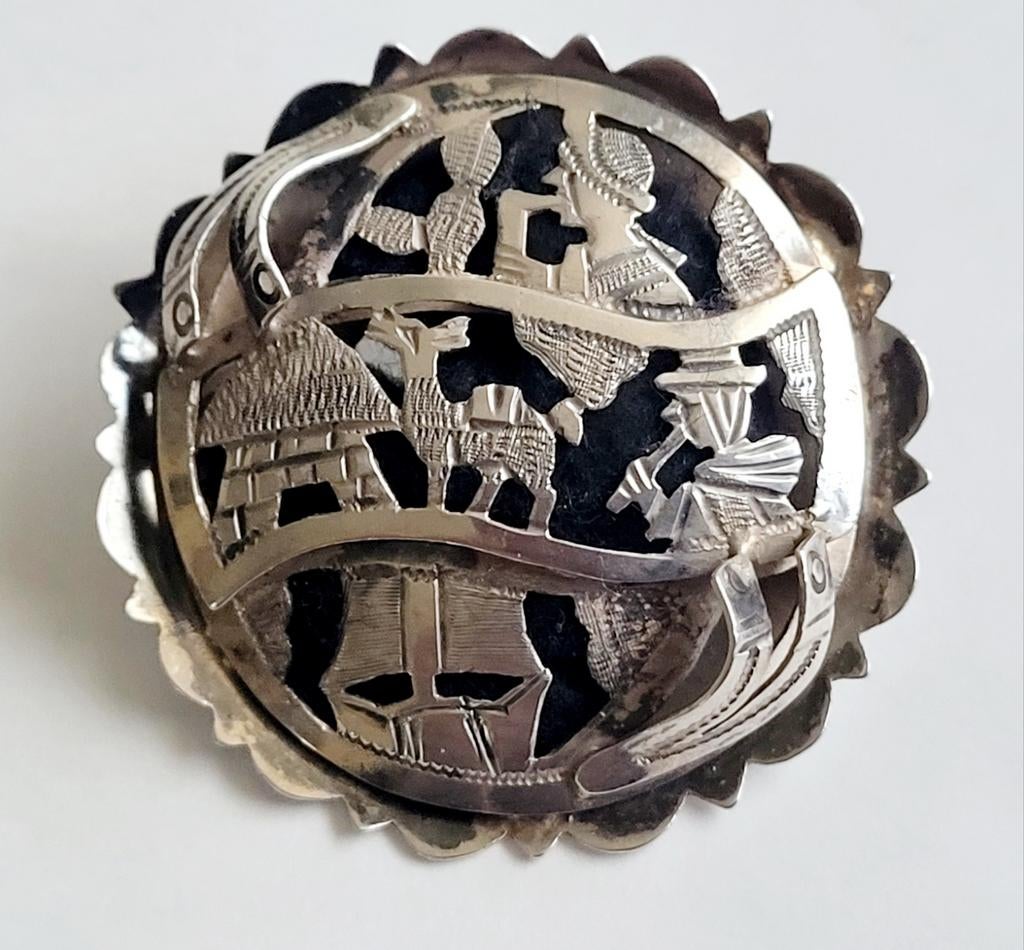 Boliviaanse zilveren broche - Andes-scène met lama- Potosi, 4 tot 7 cm, Verzenden, Zo goed als nieuw, Zilver