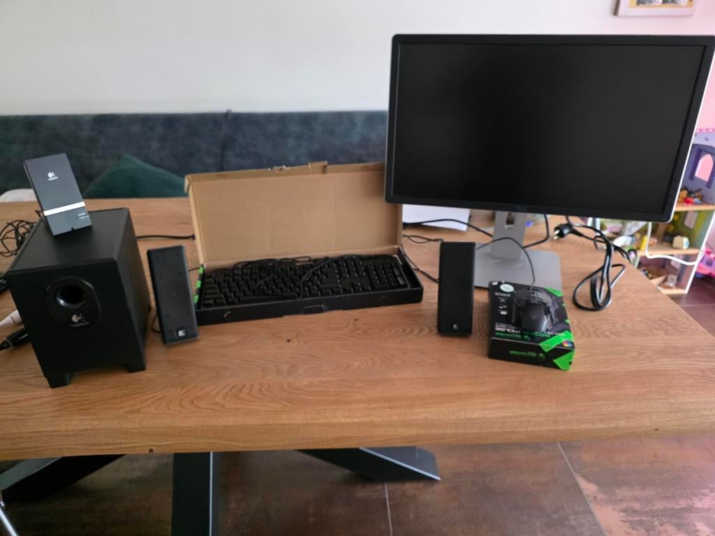 Dell 24 inch monitor met Logitech geluid en gaming set, Gaming, Gebruikt, Ophalen of Verzenden, Dell