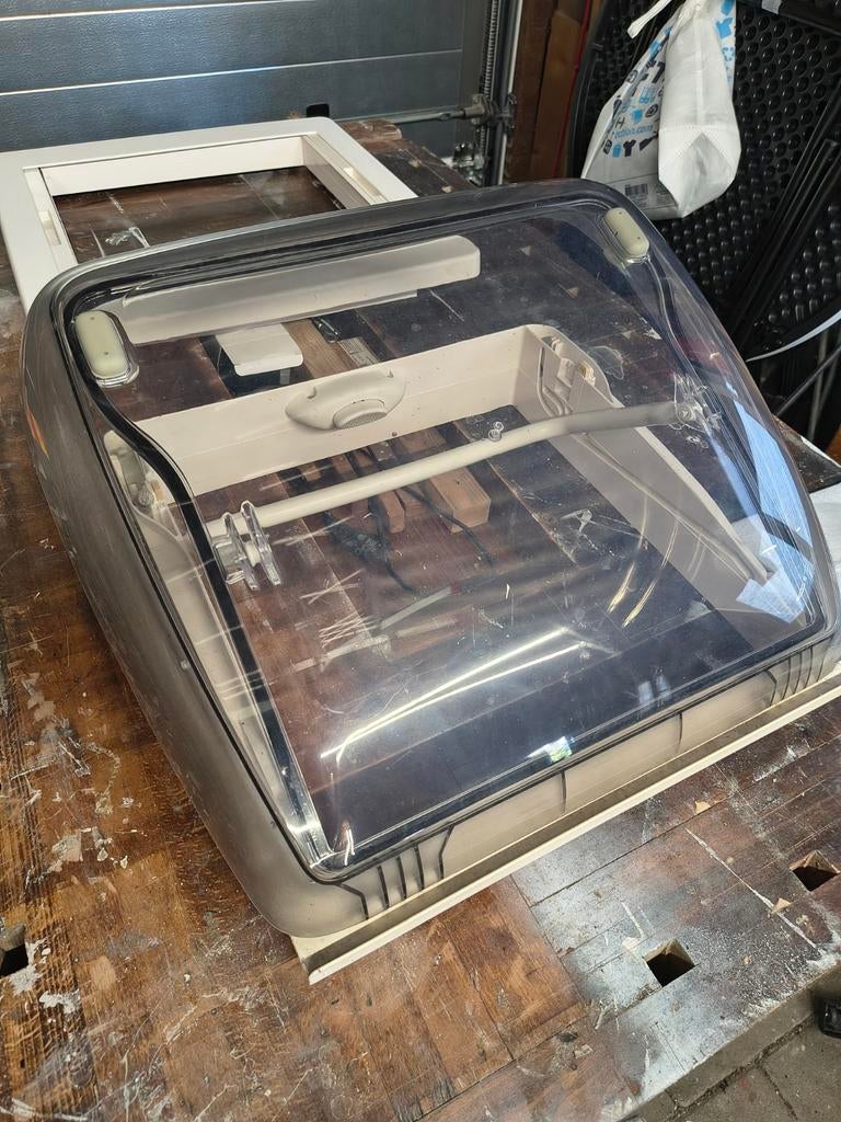 Dometic dakluik 40x40 compleet, Ophalen, Zo goed als nieuw