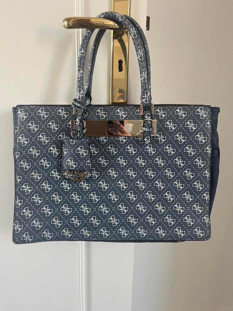 Prachtige GUESS Isla Carryall Handtas – Navy Blauw/Wit Logo, Ophalen of Verzenden, Zo goed als nieuw, Blauw, Handtas