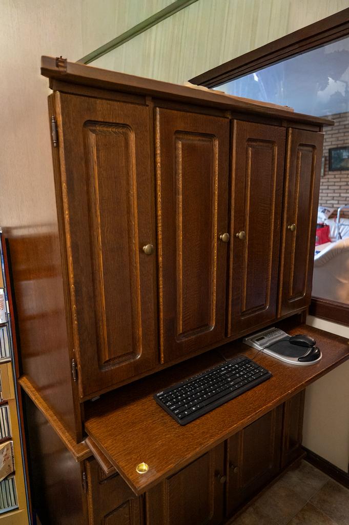 Computer meubel donker eiken — gratis —, Ophalen, Zo goed als nieuw