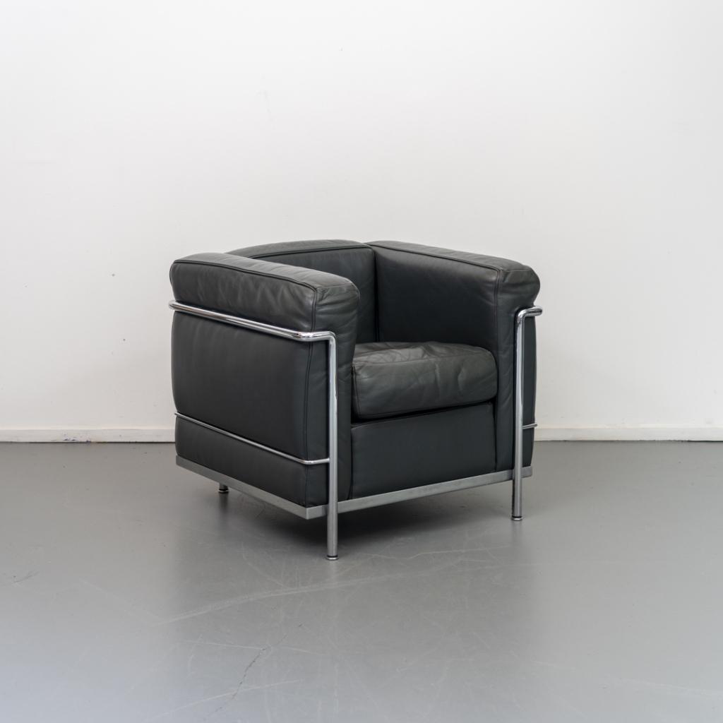 ACTIE!! 2x Cassina Le Corbusier LC2 Fauteuil Antraciet Leer, Niet ingevuld, Gebruikt, Minder dan 75 cm, Niet ingevuld