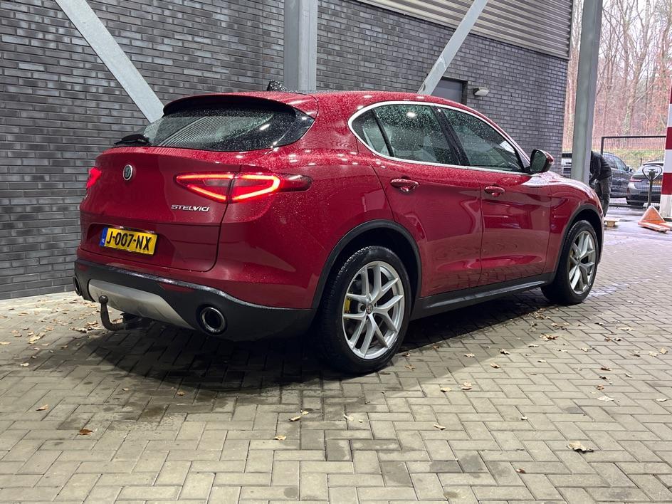 Alfa Romeo Stelvio 2.0 T AWD B-Tech | Trekhaak | Panoramadak, Auto's, Alfa Romeo, Automaat, 1800 kg, 4 cilinders, Leder
