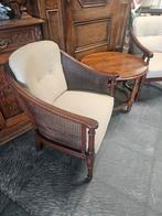 Twee stoelen met rieten rugleuning en een bijzettafel, Ophalen