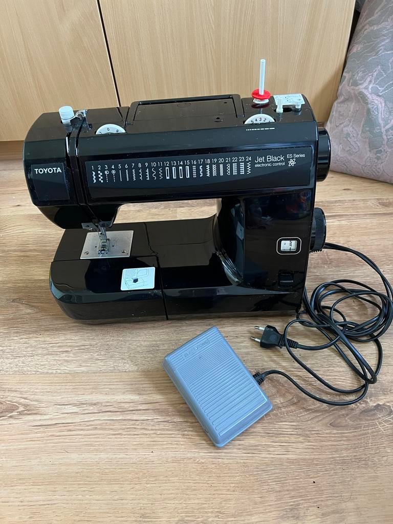 Toyota Jet Black ES Series Naaimachine, Hobby en Vrije tijd, Naaimachines en Toebehoren, Ophalen of Verzenden, Gebruikt, Naaimachine