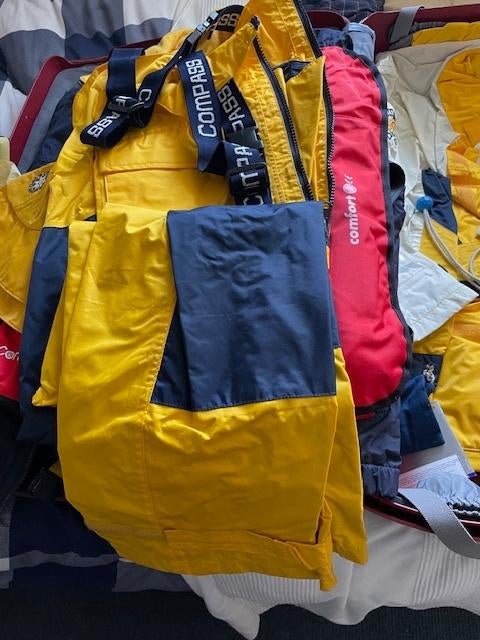 Twee volledige stormuitrustingen, Ophalen, Compass, Zo goed als nieuw, Dame of Heer