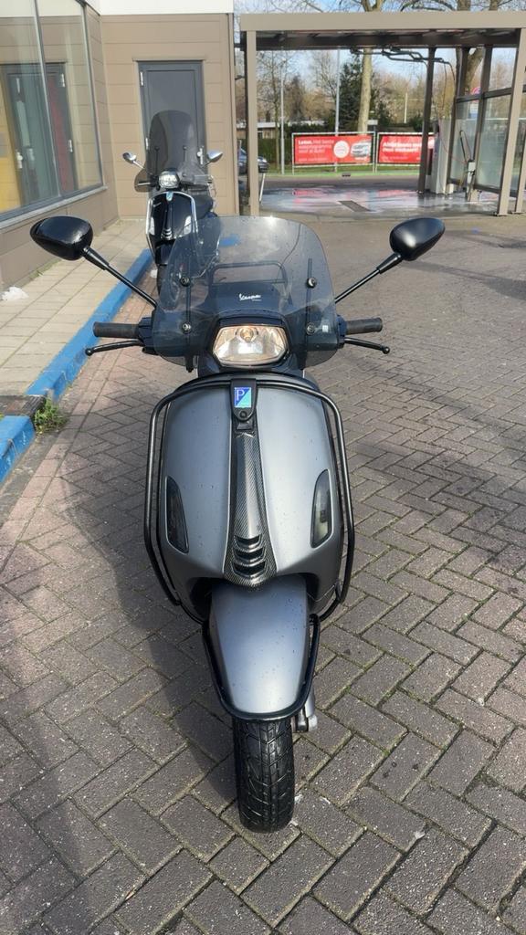 Vespa Sprint 42 km/u - Matgrijs met blauwe kenteken, Fietsen en Brommers, Scooters | Vespa, Ophalen, Overige modellen, Maximaal 45 km/u