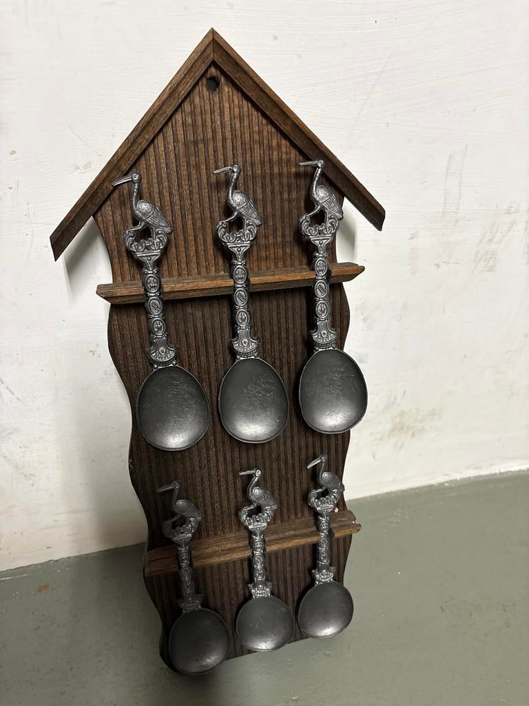 Decoratieve lepels op houten rekje - Ooievaar design, Antiek en Kunst, Ophalen of Verzenden