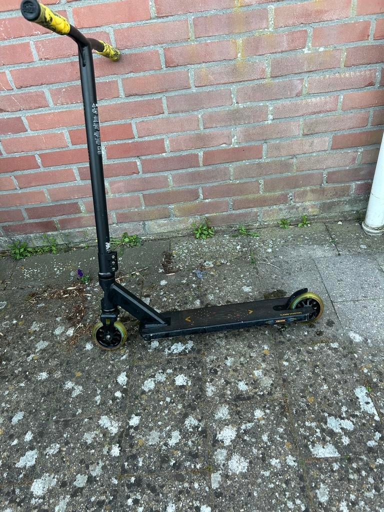 Step zwart geel.    SLAMM SCOOTERS, Ophalen of Verzenden, Zo goed als nieuw, Gewone step