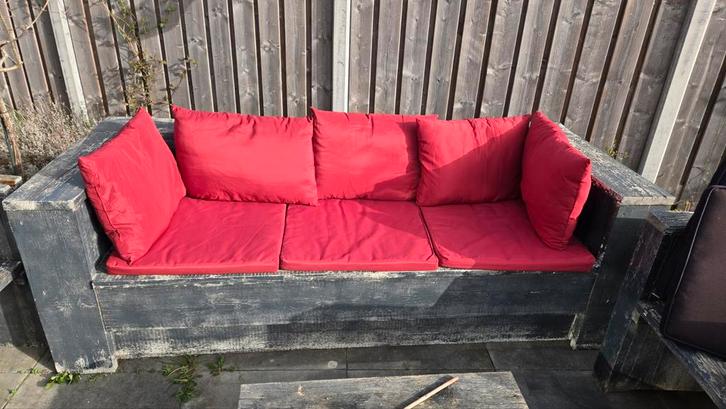 Robuuste houten tuinbank met rode kussens, Tuin en Terras, Tuinbanken, Gebruikt, Hout, Ophalen