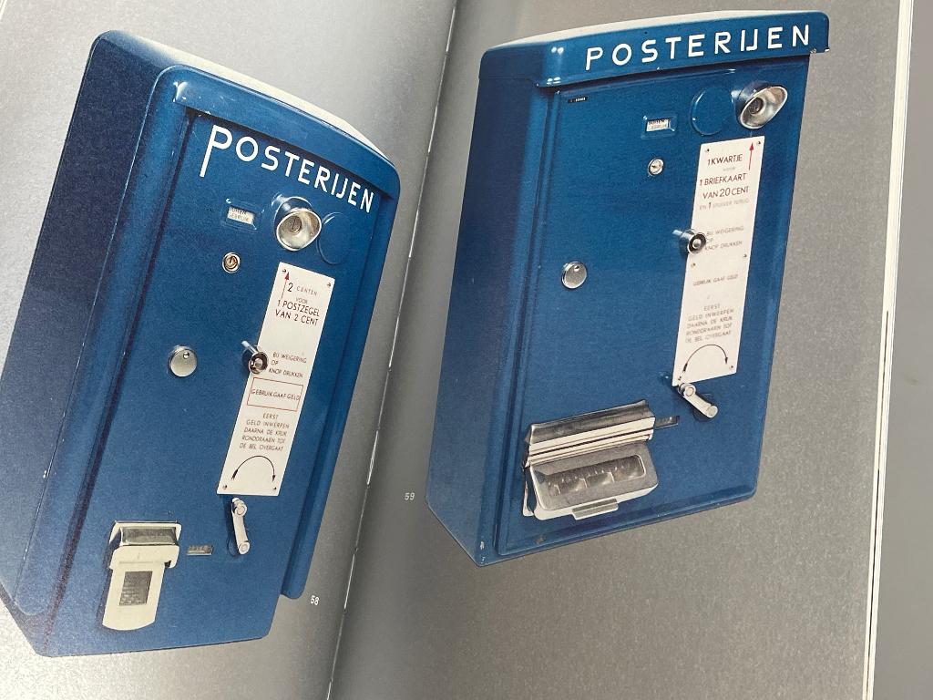 Volleboel het straatmeubilair van PTT te midden van andere., Ophalen of Verzenden, Overige typen