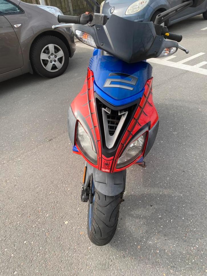 Aprilia SR50 Spider‑Man Edition – Nieuwe on, Fietsen en Brommers, Scooters | Yamaha, Zo goed als nieuw, Overige modellen, Tweetakt