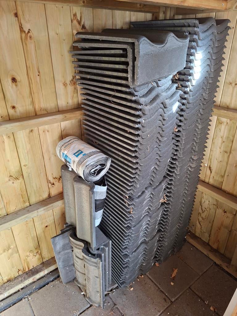 Moet weg! Nieuwe dakpannen en 2 ruiterrollen, Ophalen, Gebruikt, Steen of Klei, Zwart