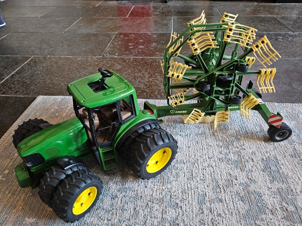 Bruder trekker met dubbellucht en hooischudder, Ophalen of Verzenden