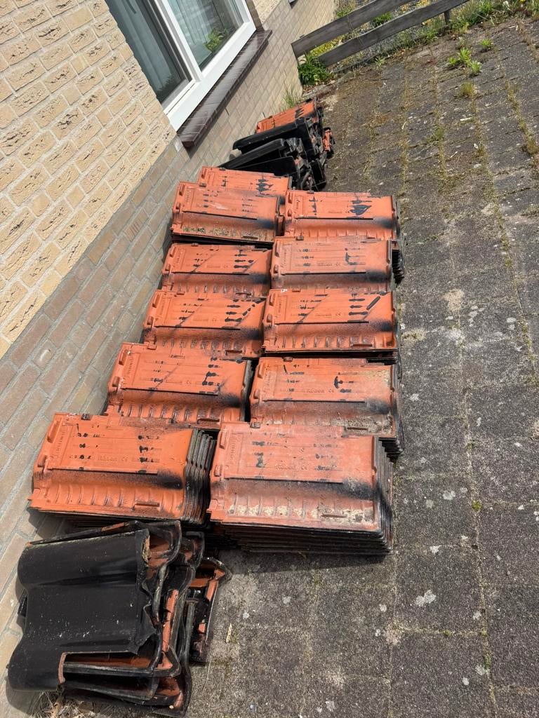 Dakpannen gratis meenemen ca 150 stuks, Doe-het-zelf en Verbouw, Dakpannen en Dakbedekking, Ophalen, Steen of Klei, Zwart, Dakpannen