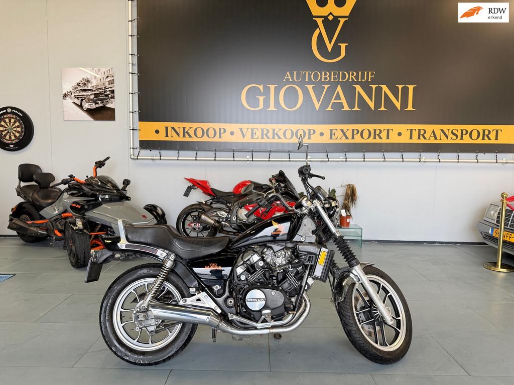 Honda Chopper VF 500C Magna inruil mogelijk, Motoren, Bierhoogtweg 1
2761 JH  zevenhuizen, NL, Chopper, Bedrijf, Meer dan 35 kW