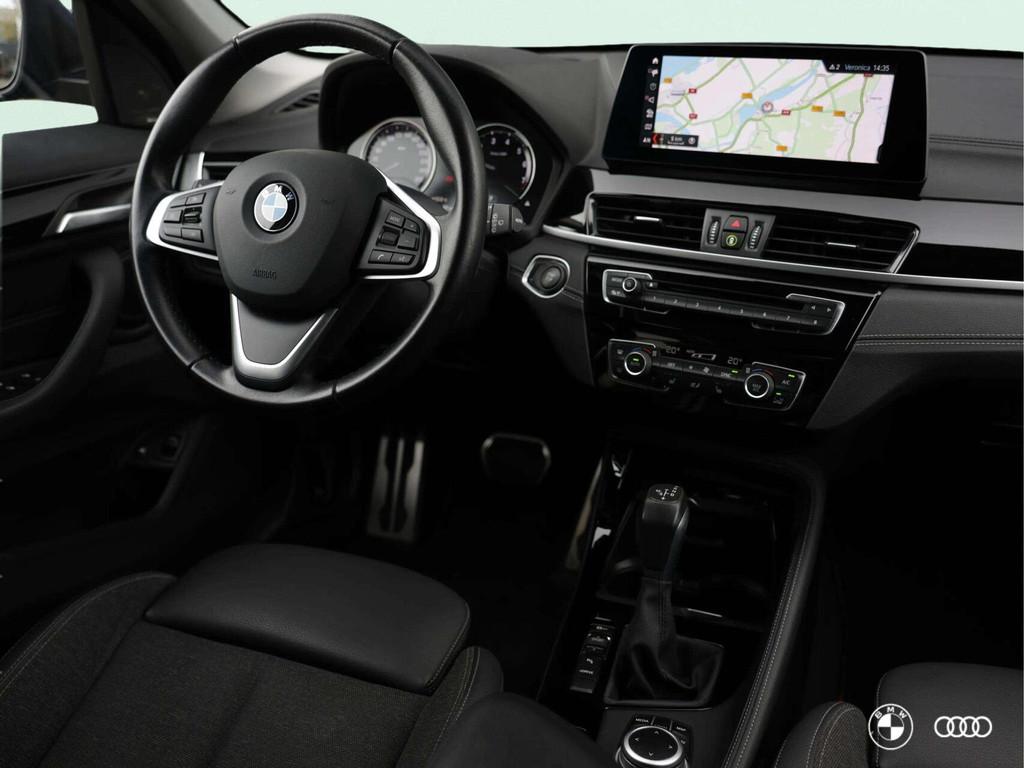 BMW X1 xDr25e SPORTLINE / HARMANKARDON / HEADUP / CARPLAY /, Auto's, BMW, Lichtsensor, Met garantie (alle), Blauw, Leder en Stof