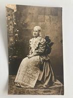 Wilhelmina in Fries Kostuum, Ophalen of Verzenden, Zo goed als nieuw, Kaart, Foto of Prent