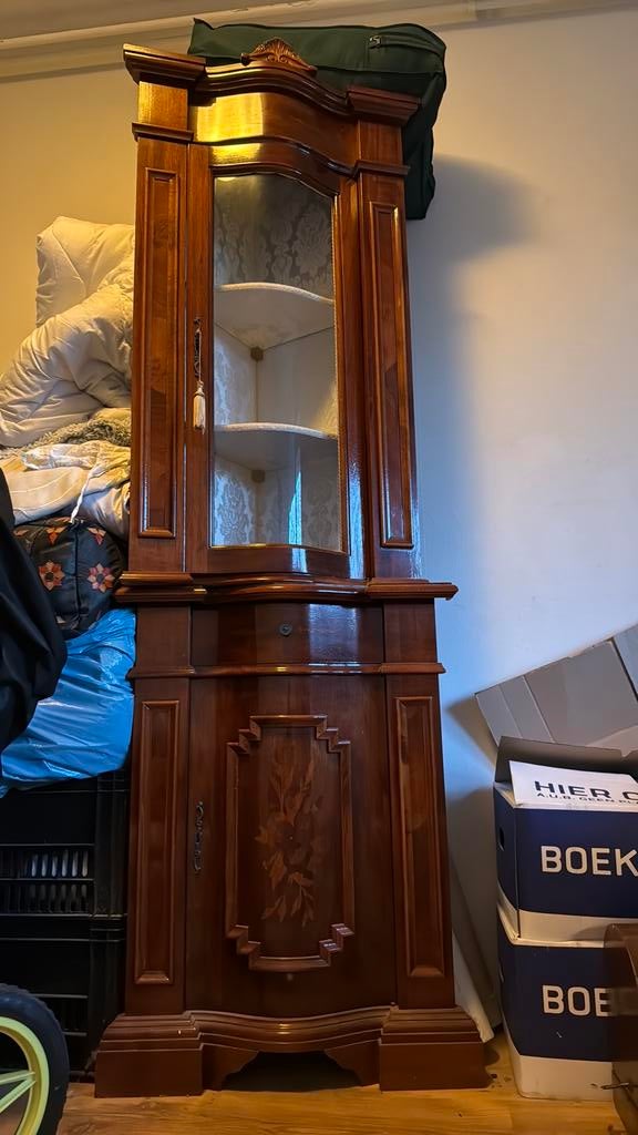 Klassieke vitrinekast / hoekkast van massief hout met glas, Antiek en Kunst, Antiek | Meubels | Kasten, Ophalen of Verzenden