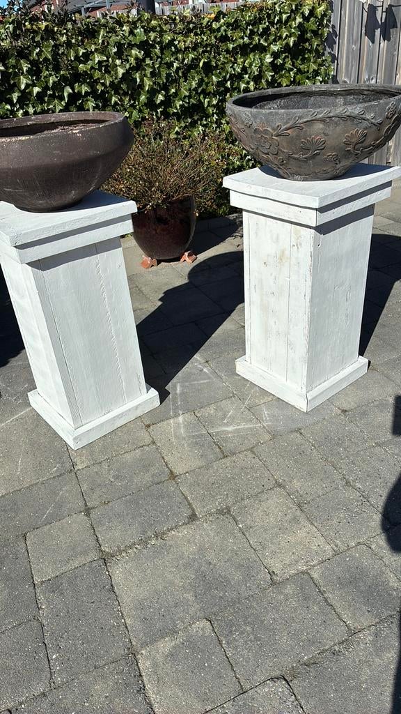 2 houten zuilen met kunststof plantenbak. Gaat per set weg, Ophalen, Gebruikt