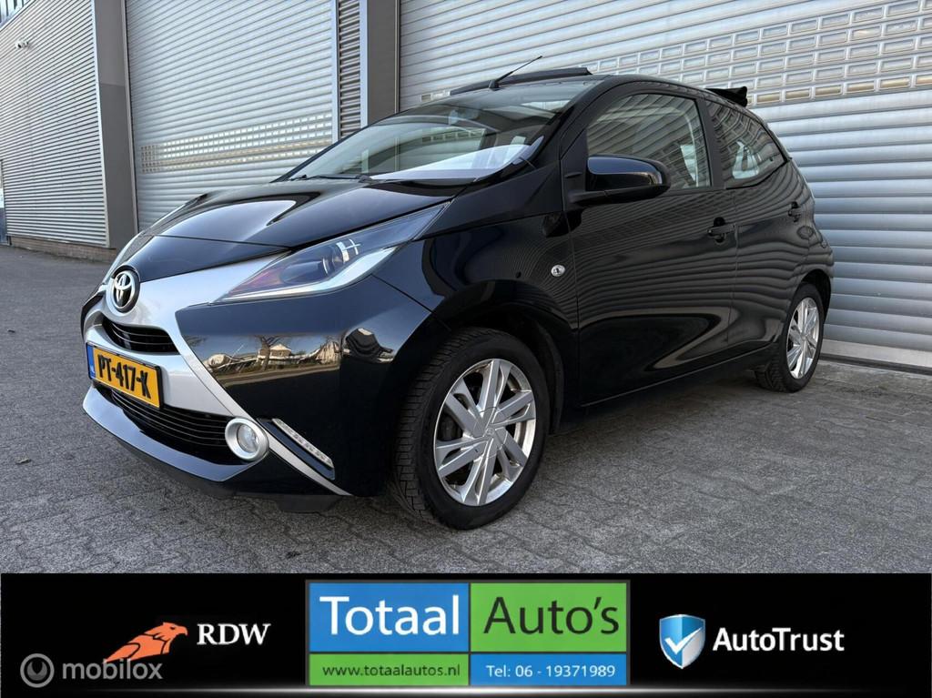Toyota Aygo 1.0 VVT-i x-wave*NAV*PCAM*LM*OPEN-DAK*NEDERLANDS, Auto's, Voorwielaandrijving, Gebruikt, Euro 6, 4 stoelen