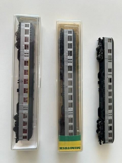 Drie Minitrix buurtverkeer personenrijtuigen, Hobby en Vrije tijd, Modeltreinen | N-Spoor, Gelijkstroom, Trix, Wagon, Ophalen of Verzenden