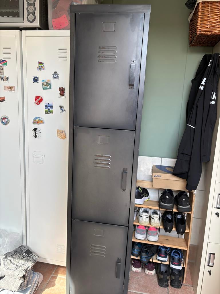 Zwarte lockerkast met drie deuren, Huis en Inrichting, Kasten | Lockerkasten, Ophalen, Gebruikt, Industrieel