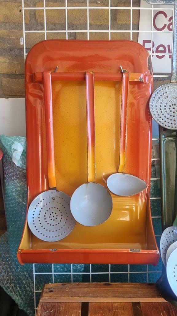 Vintage emaille lepelrek met druipbak en keukengerei, Antiek en Kunst, Antiek | Keukenbenodigdheden, Ophalen of Verzenden