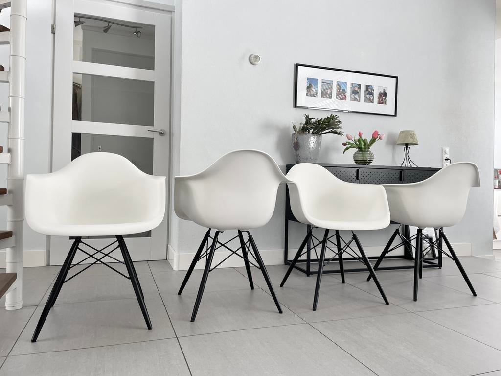 Vitra Eames kuipstoelen wit daw zwart, Huis en Inrichting, Stoelen, Vitra, Wit, Ophalen of Verzenden, Zo goed als nieuw