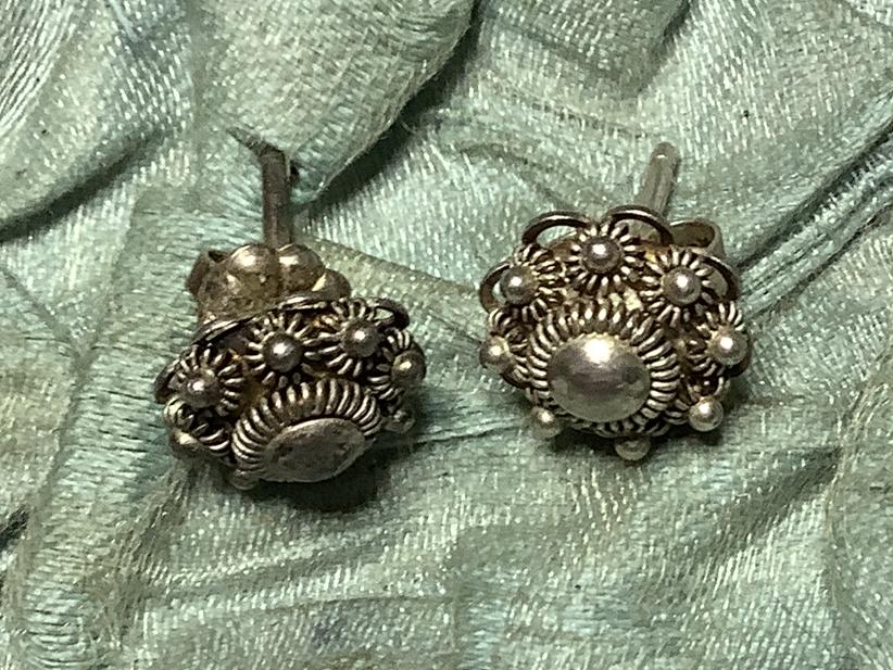 ANTIEKE ZILVER KLEDERDRACHT OORKNOPPEN MET ZEEUWSE KNOPPEN, Verzenden, Zilver, Oorbellen