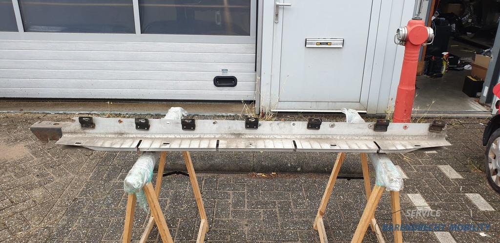 Mercedes W164 ML Klasse treeplank houder links bestuurderska, Gebruikt, Mercedes-Benz AG, Mercedes-Benz, Links