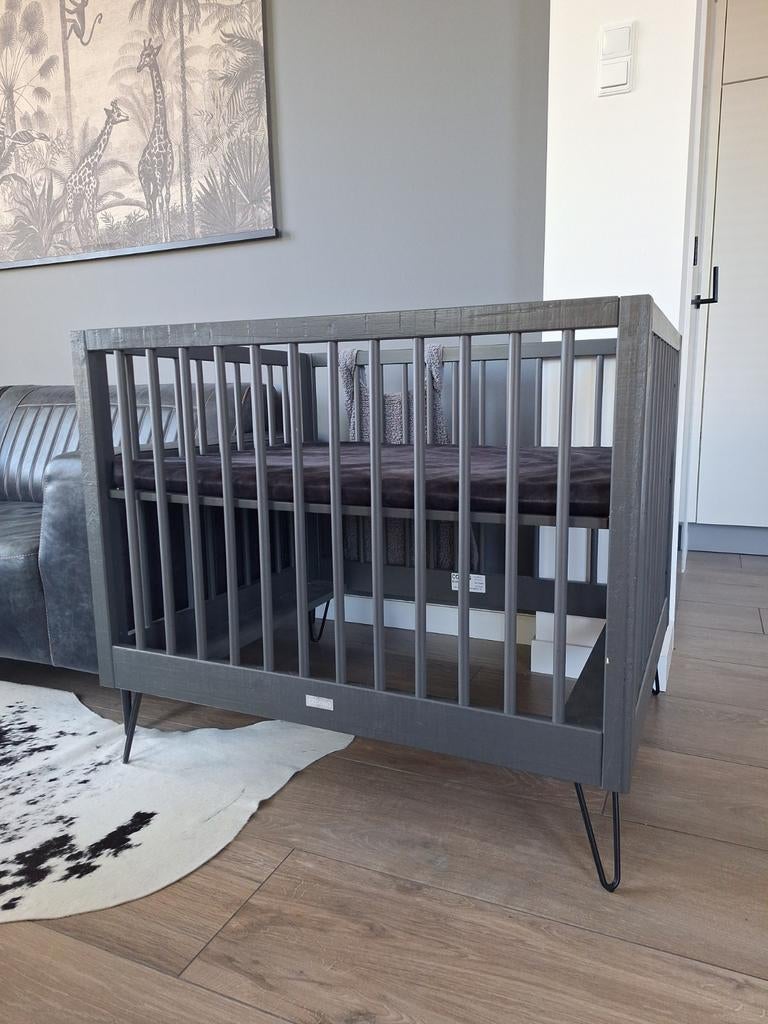 Coming Kids Box Zavi Xenia Antraciet / Grijs met Matras, Kinderen en Baby's, Boxen, Ophalen, Zo goed als nieuw, Rechthoekig, In hoogte verstelbaar