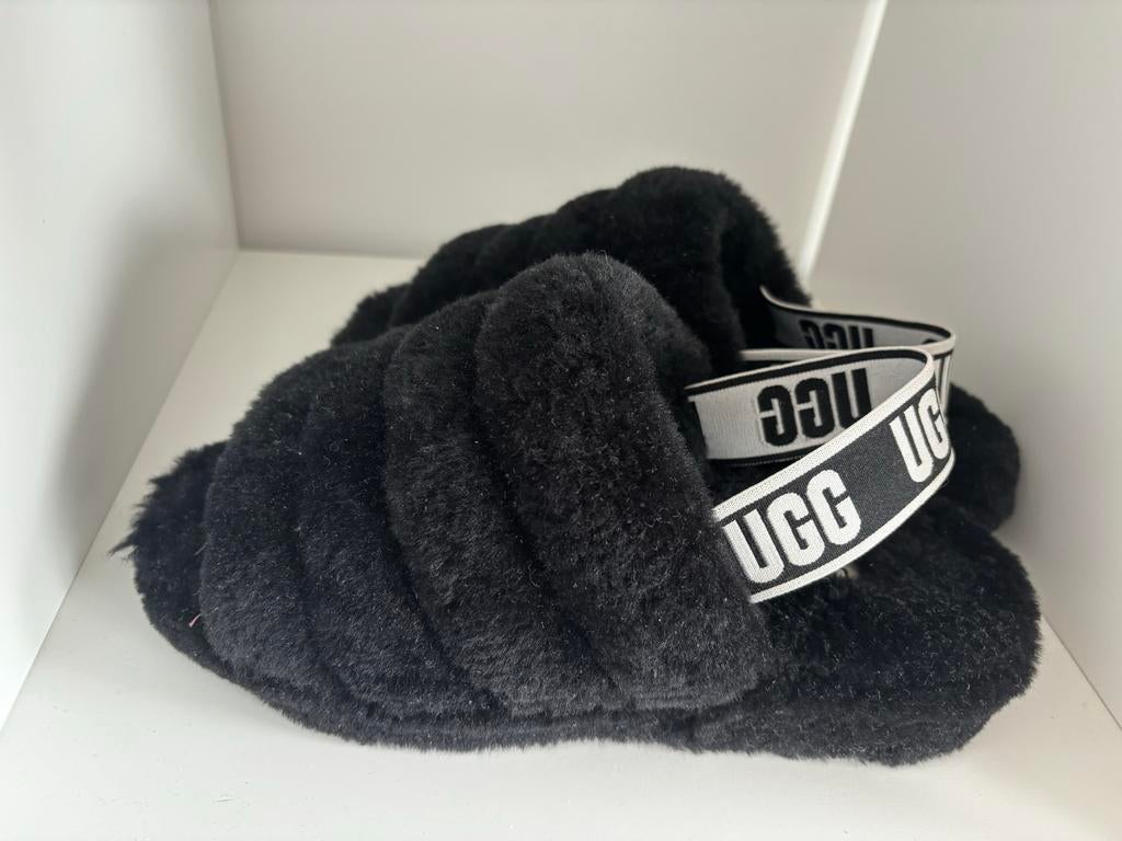 UGG Fluffy Sandalen Pantoffels Slippers Maat 39 Zwart, Kleding | Dames, Schoenen, Slippers, Zwart, Ophalen of Verzenden, Zo goed als nieuw