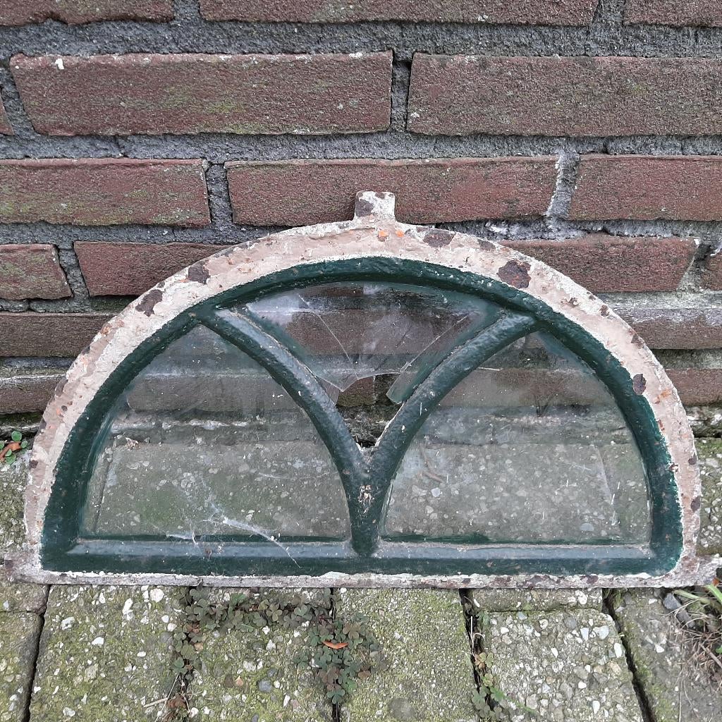 Antiek stalraam gietijzer halfrond, met glas, Ophalen