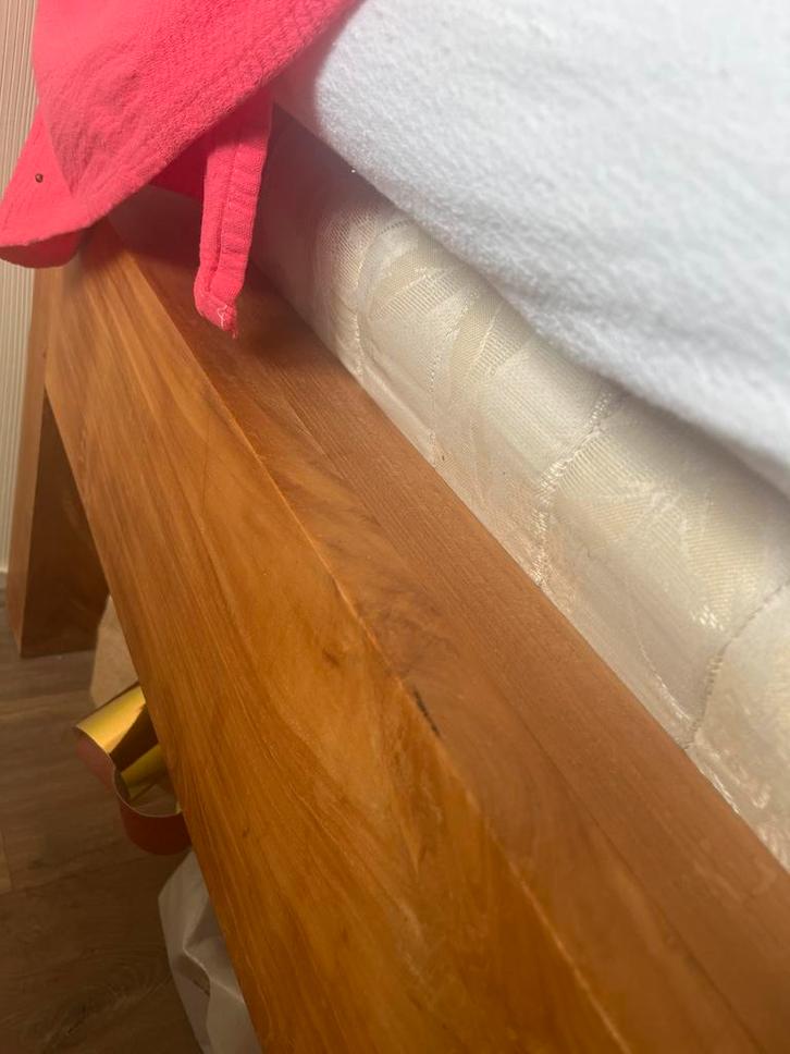 Teak eenpersoonsbed met hoge achterwand en lattenbodem, Huis en Inrichting, Slaapkamer | Bedden, Gebruikt, Eenpersoons, 90 cm