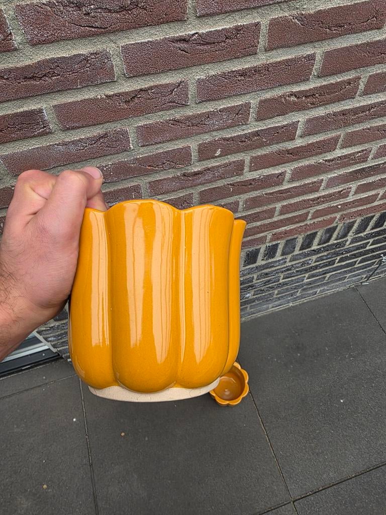 2X RETRO ORANJE BLOEMPOTTEN | MEDITERIAANS | MOSTERD GEEL, Tuin en Terras, Bloempotten, Rond, Nieuw, Ophalen of Verzenden, Tuin