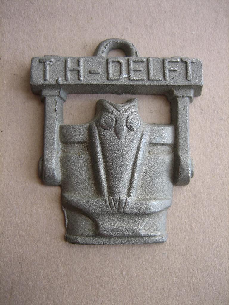 Oude metalen hanger TH Delft, Ophalen of Verzenden