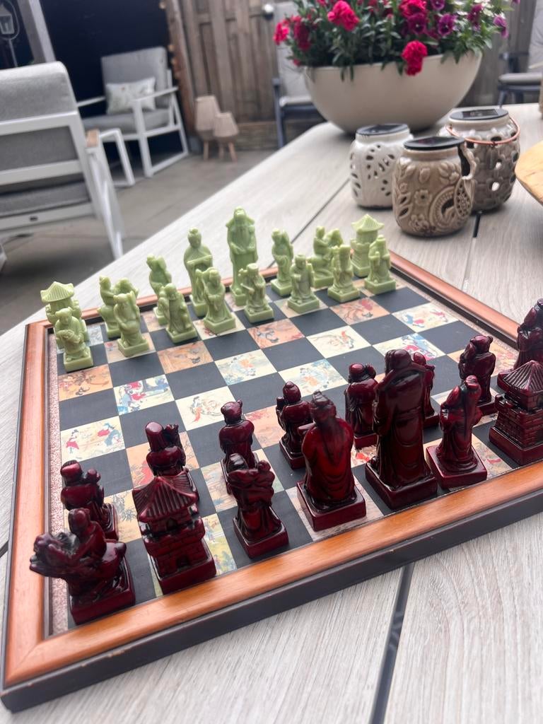 Uniek Chinees schaakspel met prachtige handgesneden figuren, Hobby en Vrije tijd, Gezelschapsspellen | Bordspellen, Gebruikt, Een of twee spelers