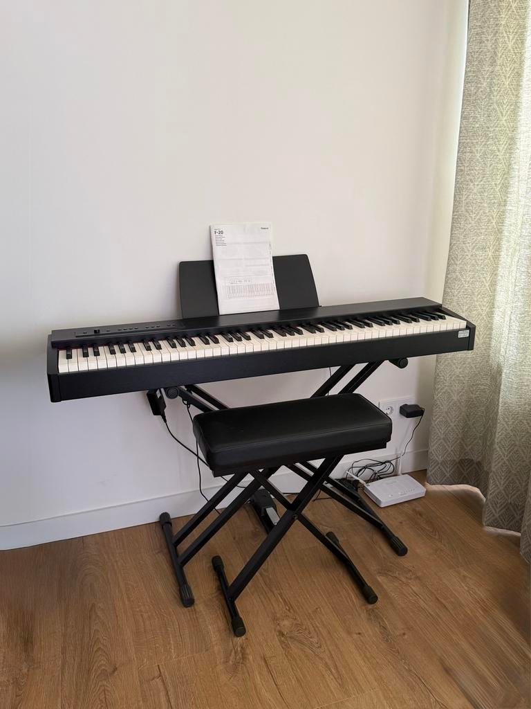 Roland digitale piano F-20 + standaard + pedaal + zitbankje, Ophalen, Zwart, Digitaal, Zo goed als nieuw