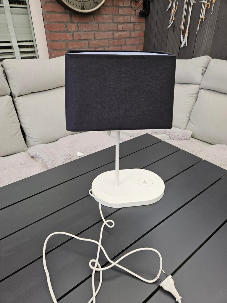 Leuke lamp met oplader voor telefoon en USB, Ophalen, Zo goed als nieuw, Minder dan 50 cm