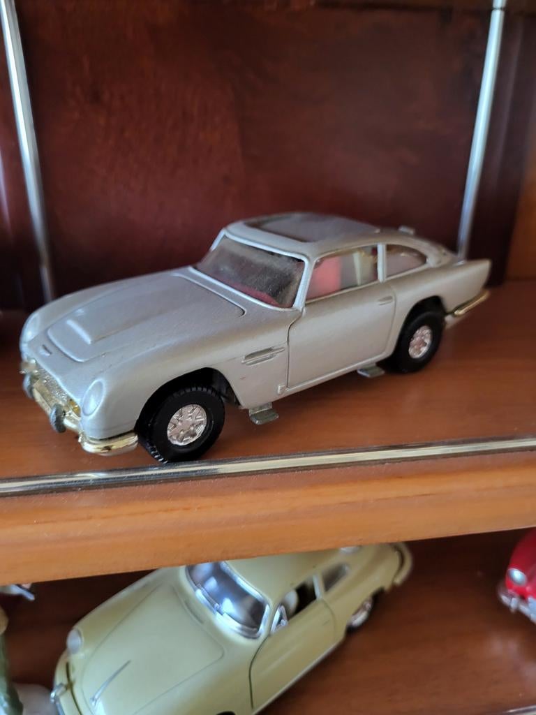 Corgi James Bond Aston Martin DBS, Hobby en Vrije tijd, Modelauto's | 1:43, Ophalen of Verzenden