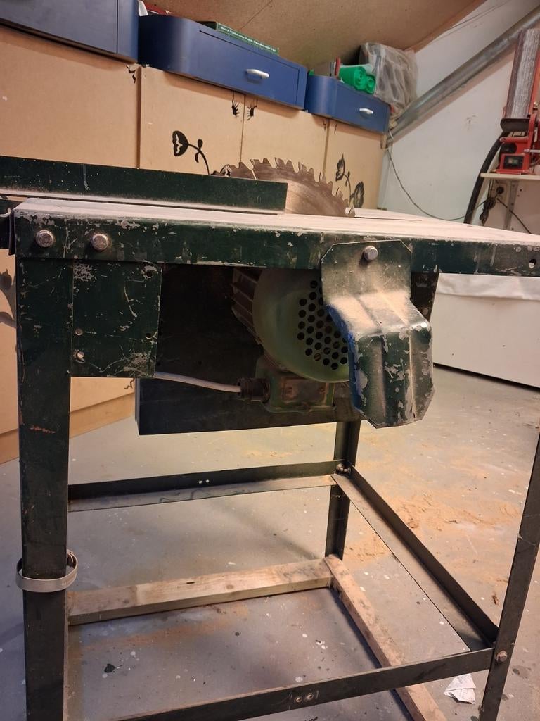 Zaagmachine. Bieden., Ophalen