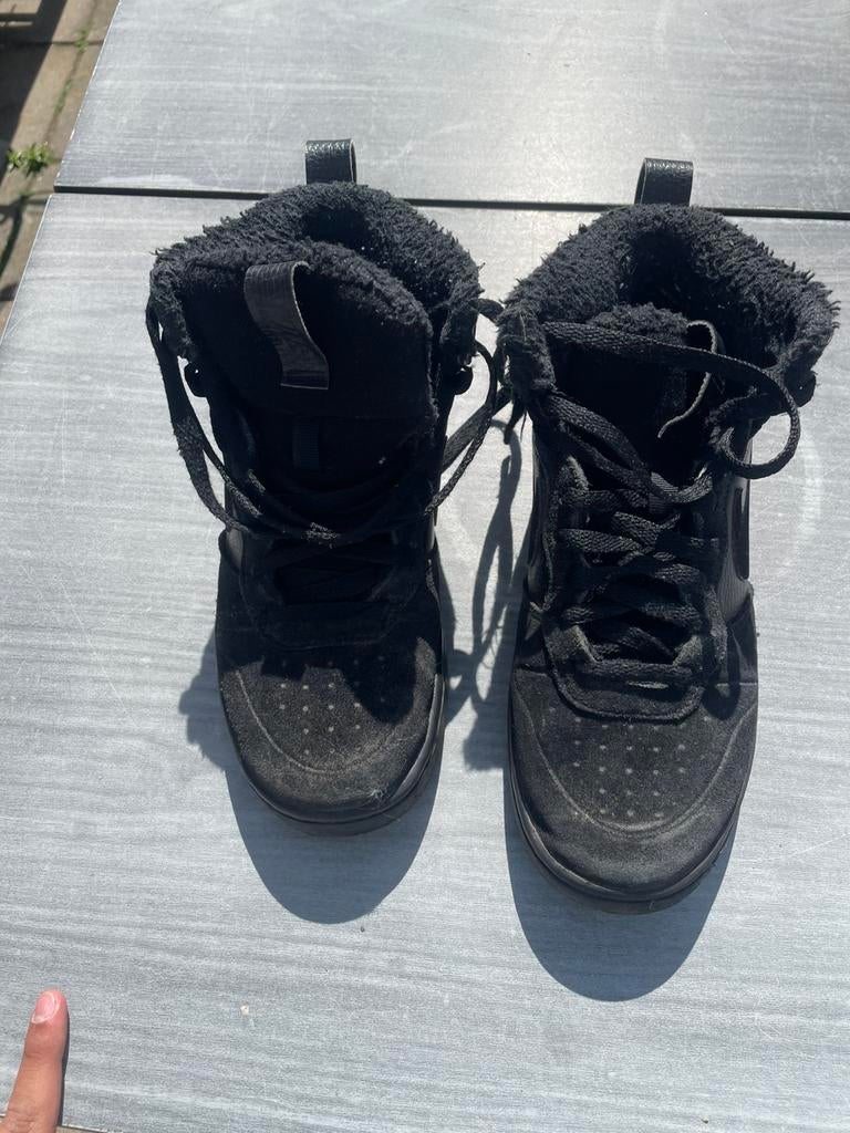 Zwarte nike schoenen, Sport en Fitness, Snowboarden, Ophalen, Zo goed als nieuw, Schoenen