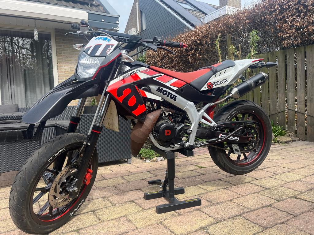 Aprilia SX 50 snel, Fietsen en Brommers, Ophalen, 6 versnellingen, Maximaal 45 km/u, Zo goed als nieuw
