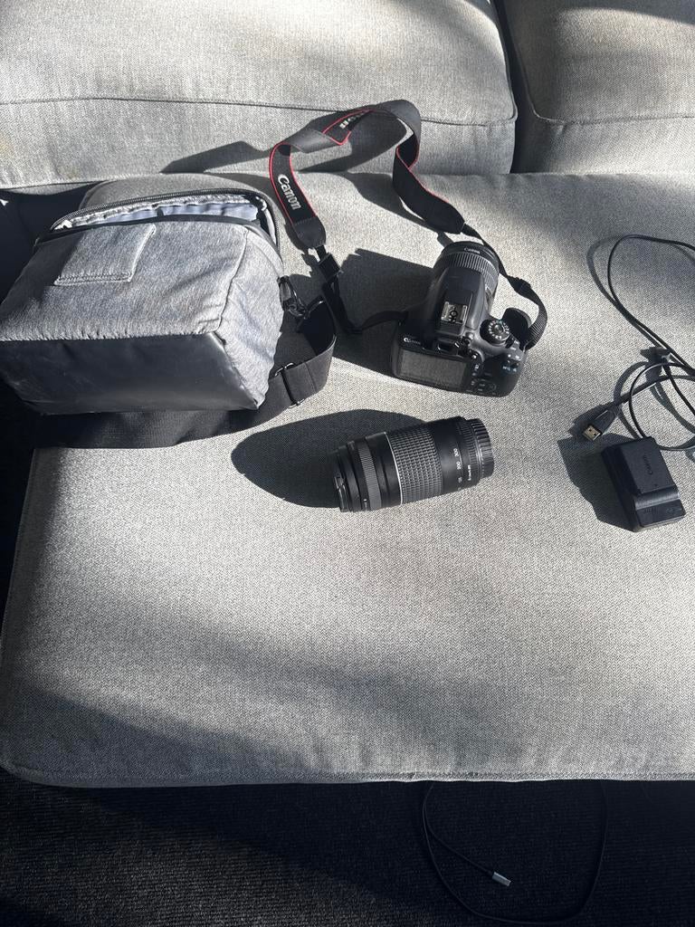 Canon EOS 2000D DSLR Camera met 18-55mm en 75-300mm lens, Verzenden, Zo goed als nieuw