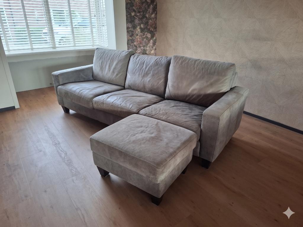 Grijze leren 3-zits bank met poef (inc. brengen), Huis en Inrichting, Banken | Bankstellen, Gebruikt, Driepersoons, Ophalen of Verzenden