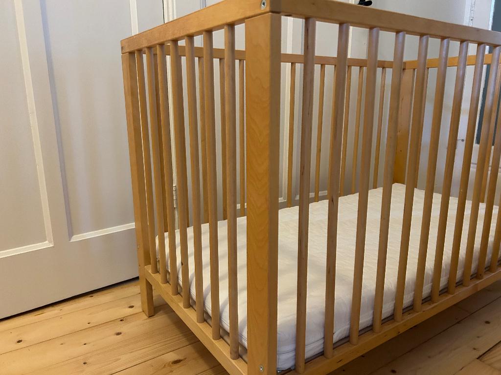 Gratis IKEA baby/kinderbedje met matras en hoes, Kinderen en Baby's, Babywiegjes en Ledikanten, Ophalen, Gebruikt, Ledikant