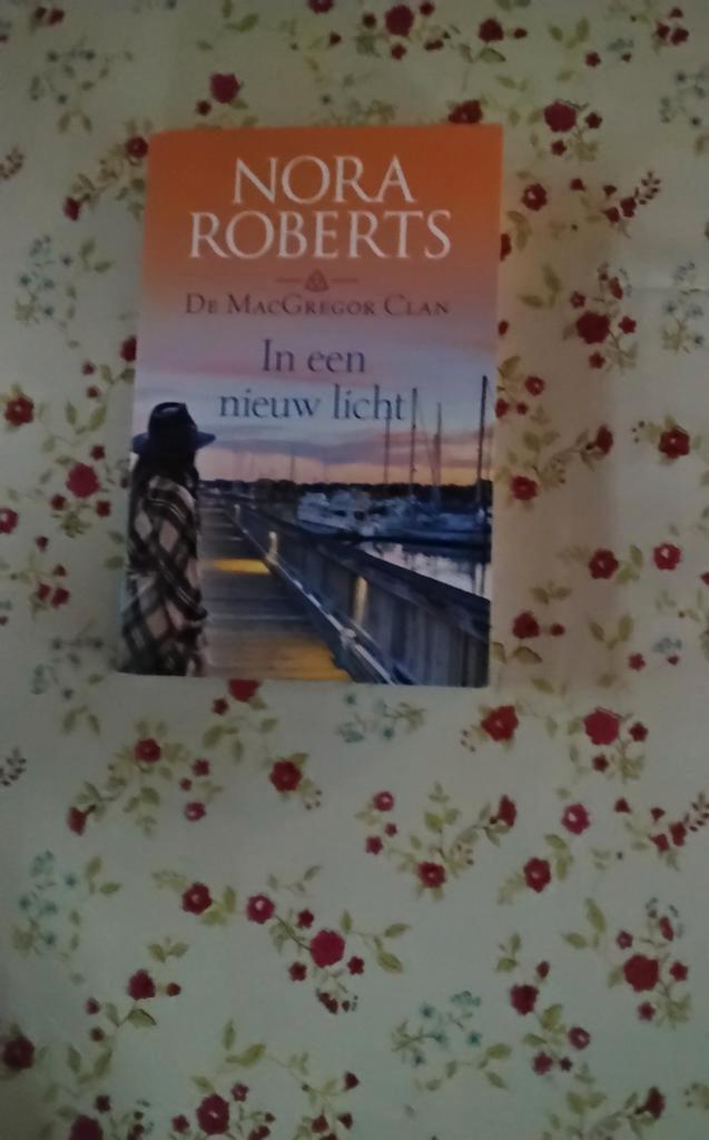Nora Roberts - De MacGregor Clan: In een nieuw licht, Boeken, Romans, Gelezen, Nederland, Ophalen of Verzenden